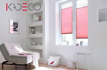 Kadeco Plissee Sichtschutz, Sonnenschutz rot individuell Maße im Wohnzimmer halb geöffnet
